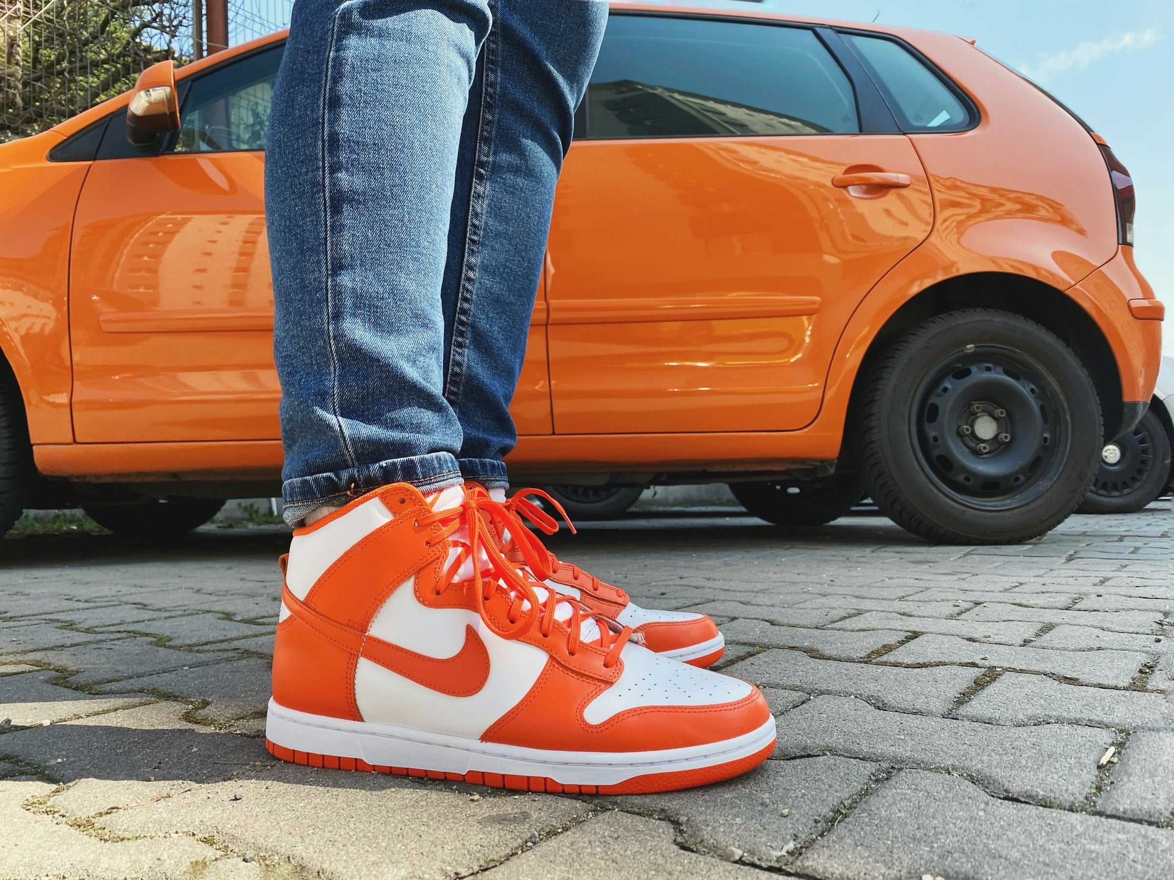 Jeans et sneakers rouges dans la rue
